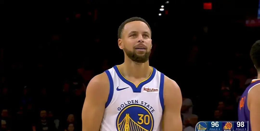 今晚的库里，一次都没摇头。
 
你看见他出手13次，只进3个。你看见他三分线外9