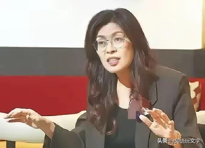 郑丽文拍桌子怒骂金小刀“zei人”后，终于迎来萧旭岑的转机，或许这老人家被骂醒了