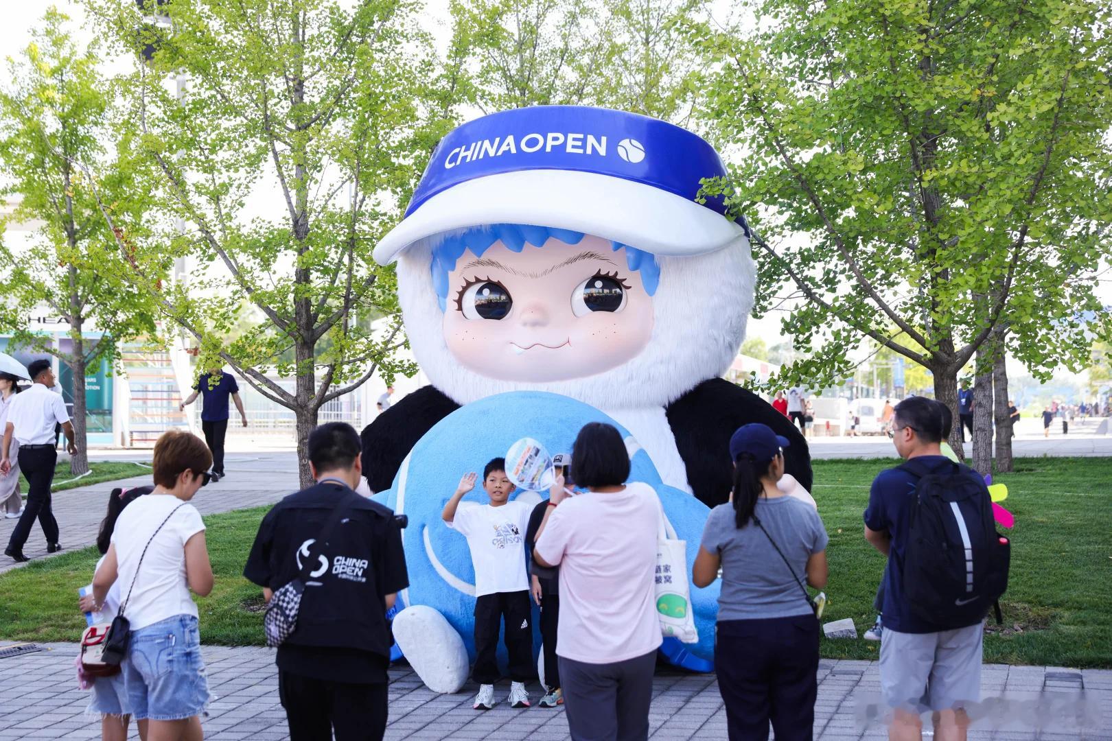 中网硬控外国友人的不止网球 这波文化输出可以当，几位外国朋友被一个抽象可爱的玩偶
