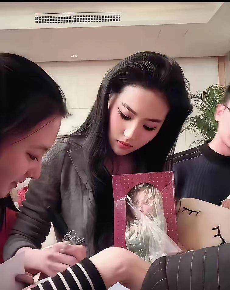 不得不说，刘亦菲真担得起“神仙姐姐”的称号。网上总有人说她颜值高，但见到本人，才
