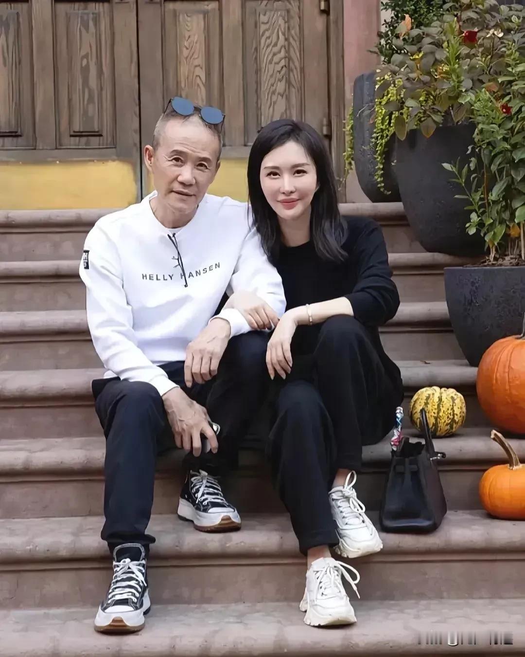 王石在2023年末的风马牛年终秀上当着上万人的面为他的娇妻田朴珺正名，是他自己傍