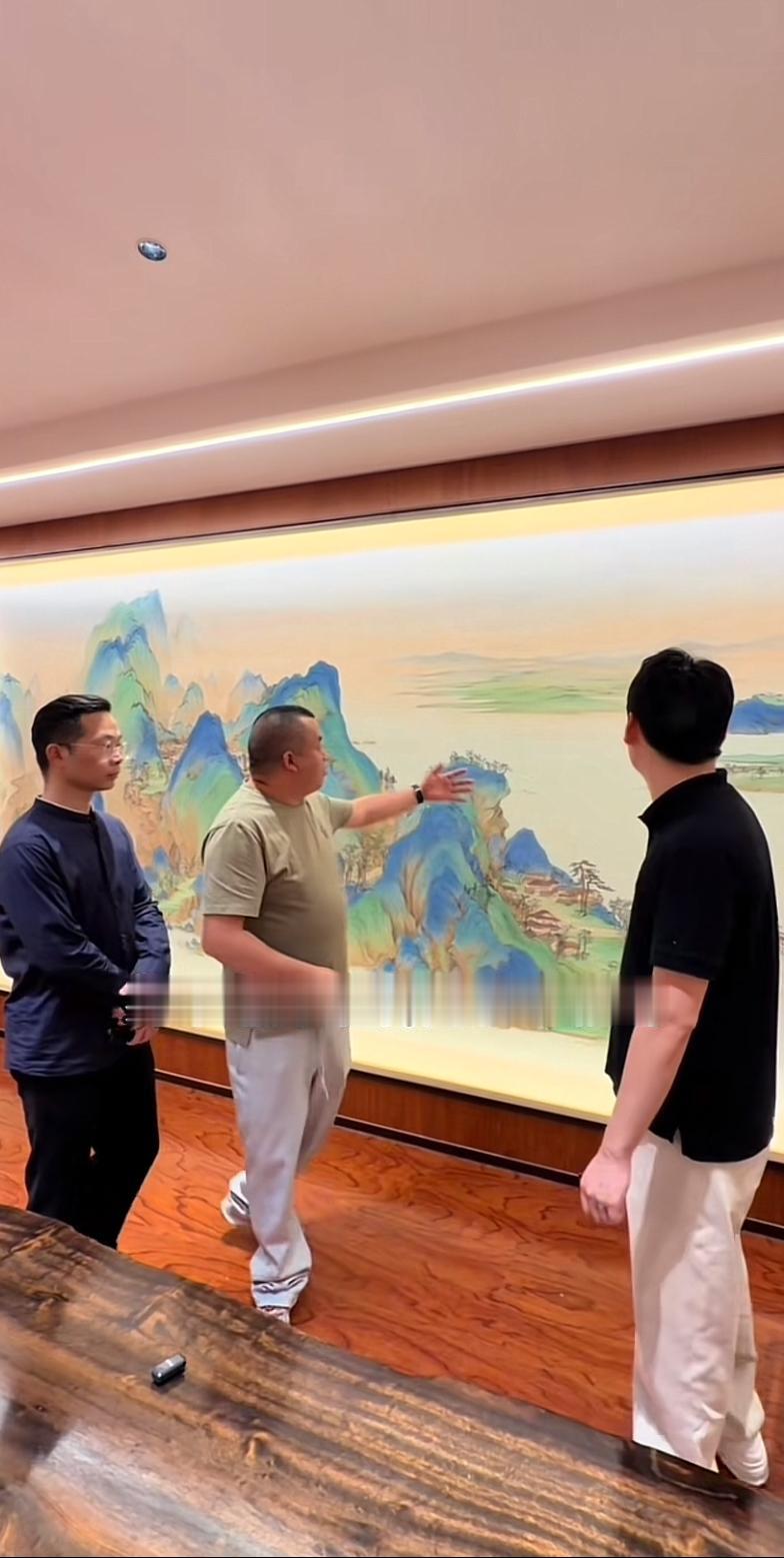 北京坤哥，确实是挺狠，拿着价值60万的珍藏茅台酒换了一幅国画！河南信阳知名青年画