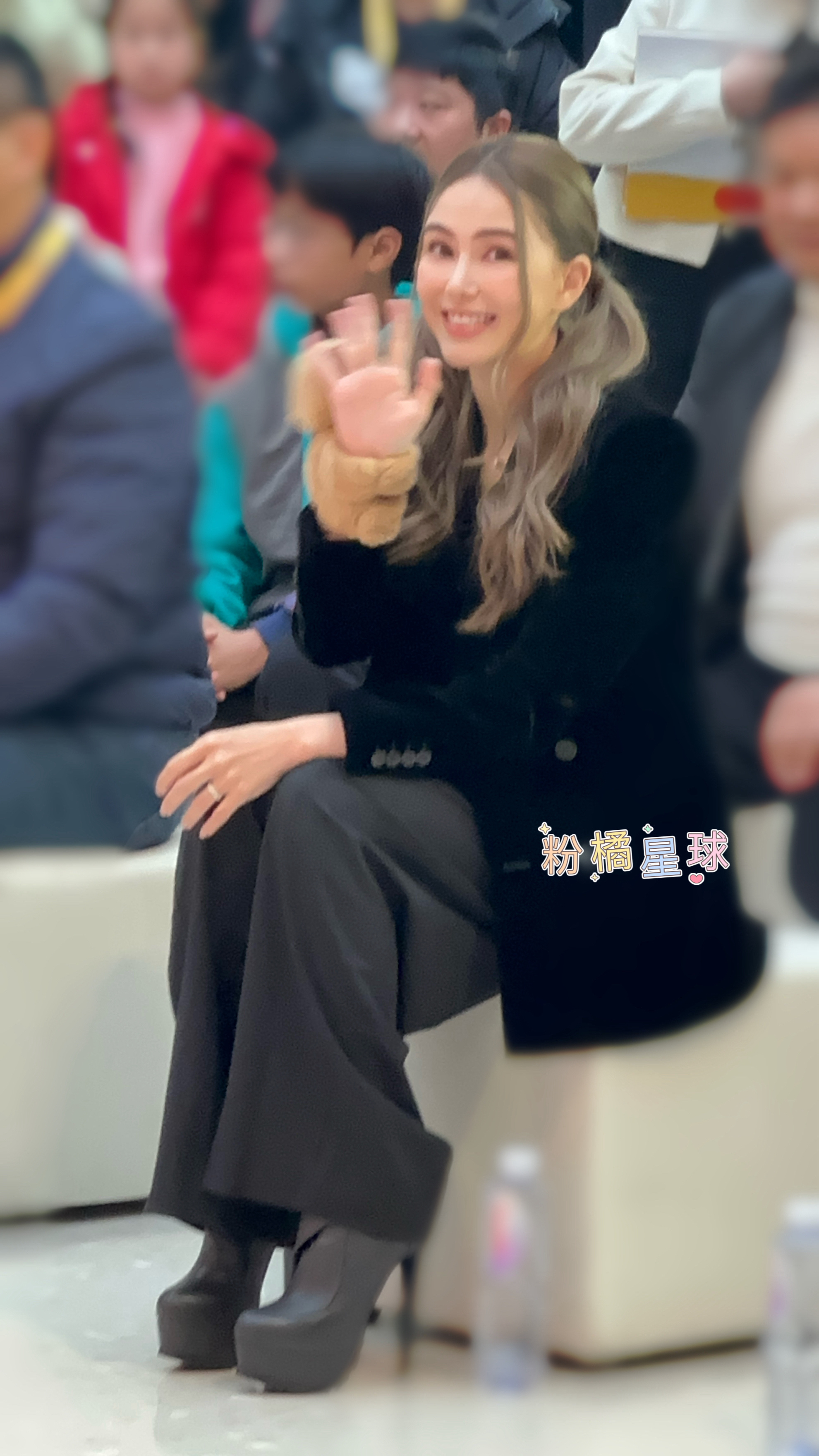 #昆凌[超话]# 你跟我挥挥手~我感觉很开心~~​​​