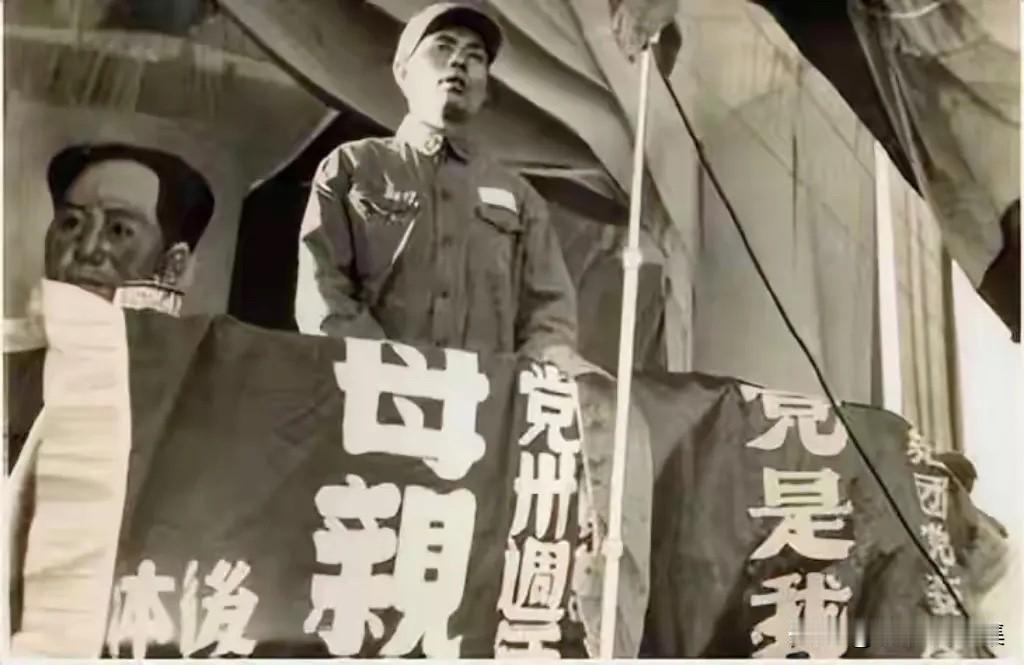 1951年7月1日，时任43军副政委宋维栻在粤西庆祝建党30周年作报告时的照片。