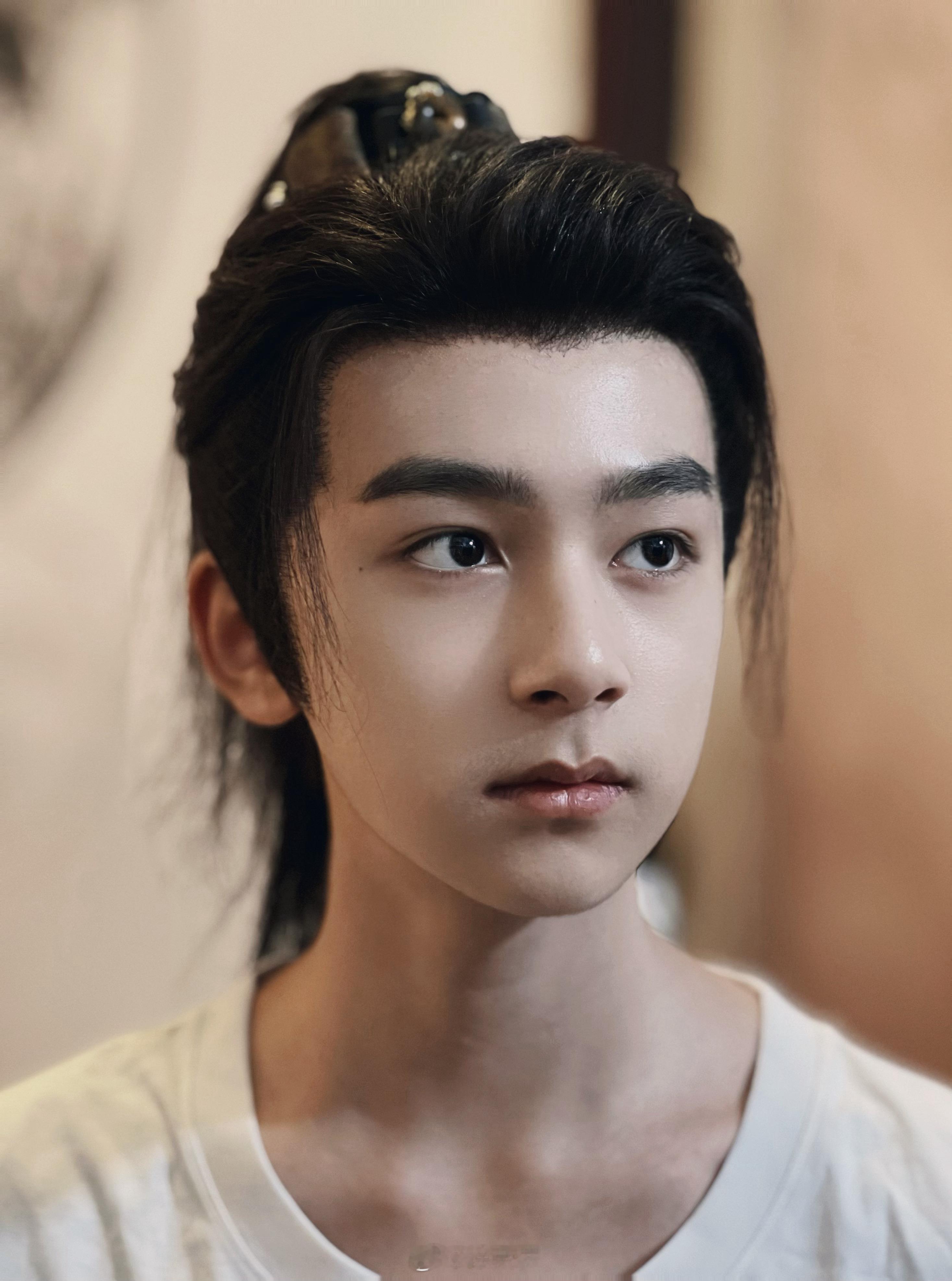 喜欢这个弟弟的眉眼耶 能不能保证不长歪