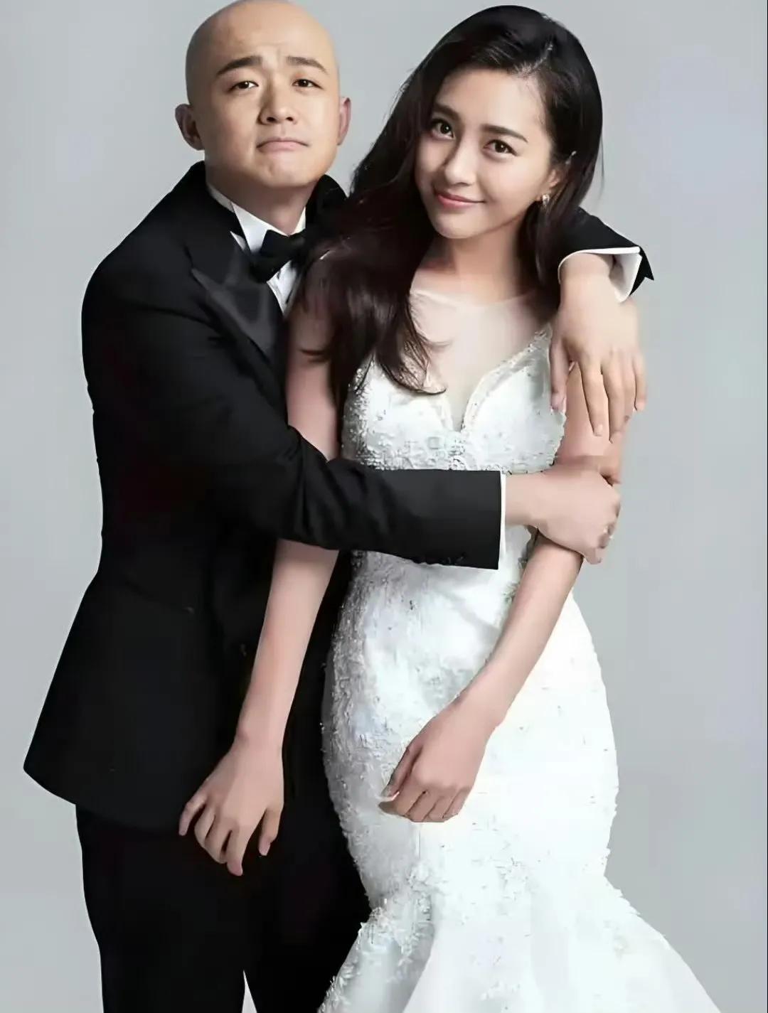 说实话
他老婆挺漂亮的
还非常爱他
自己大小还是个名人
何必呢？