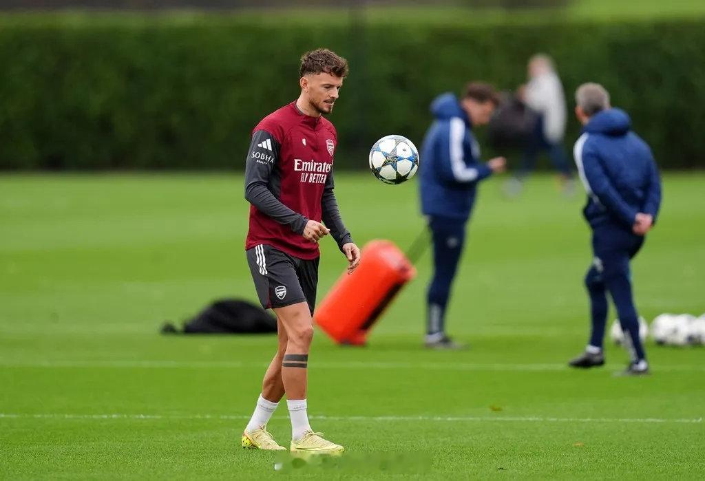 天空体育记者DS消息，很多英超和欧洲俱乐部正在密切关注本怀特在阿森纳的情况。本赛