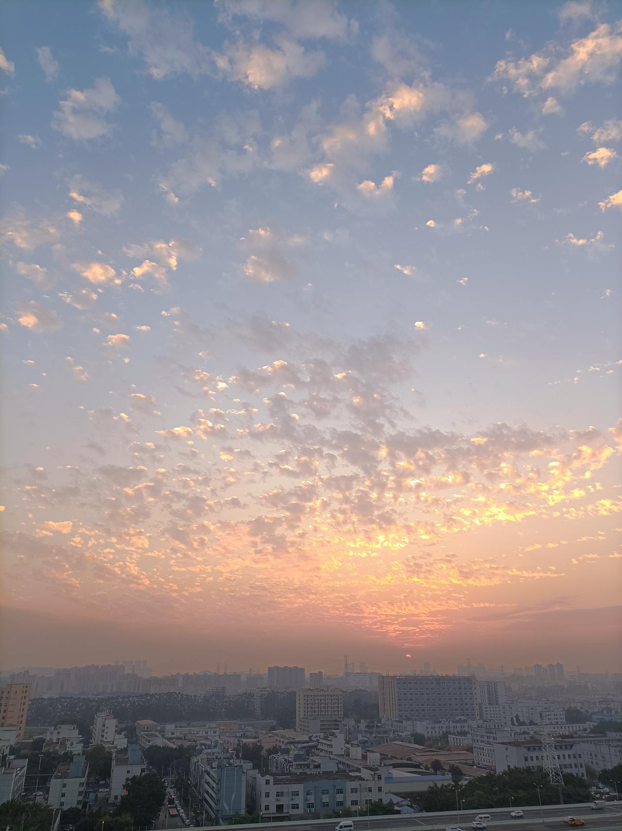 我拍到的落日瞬间落日夕阳无限好，美丽又从容！