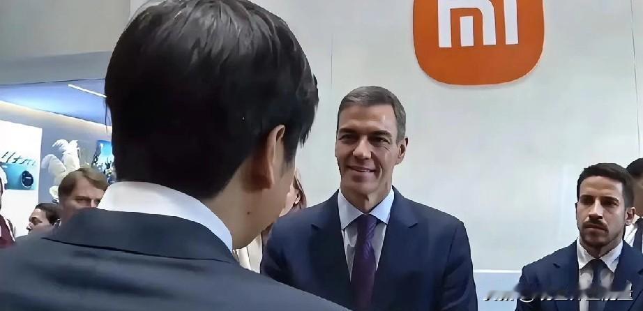西班牙首相参观小米公司，雷军亲自接待。