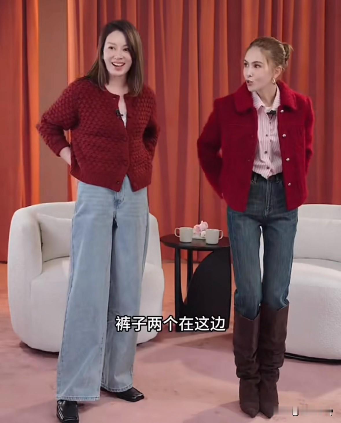 昆凌和Melody一起讲解衣服，没想到混血儿昆凌都没占到优势。昆凌瘦成竹竿，拱着