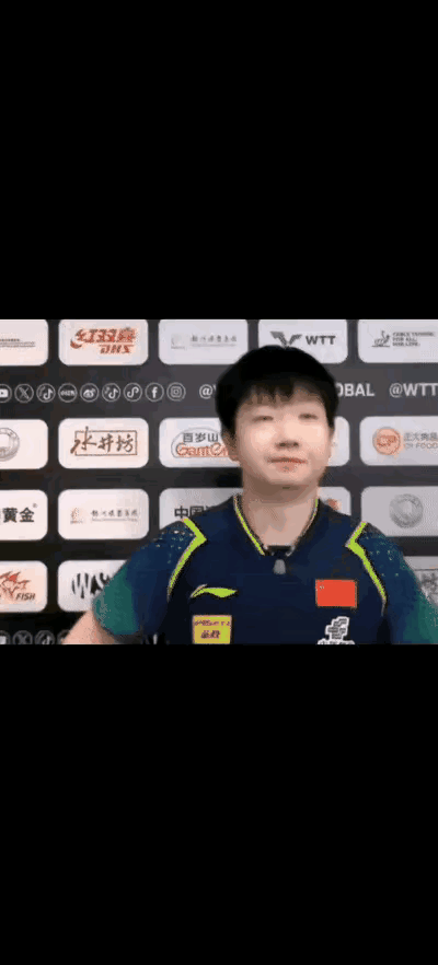 💰💰💰💰莎莎接受气泡夹子音男记者采访星星眼，撩头发，害羞一百八十个假动作