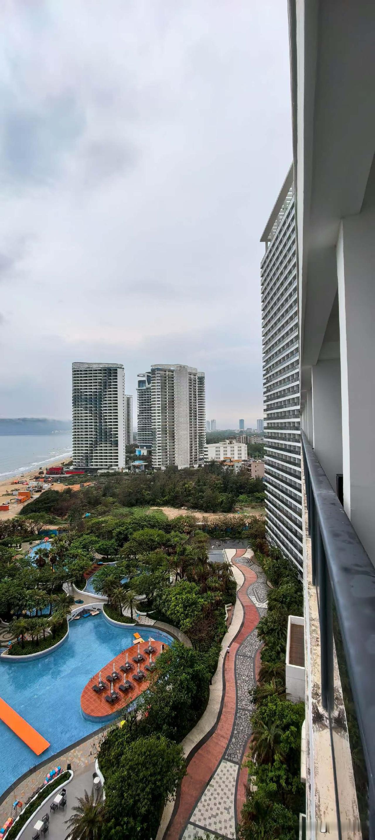 一位思想家说：资本来到世间，从头到脚，每个毛孔都滴着血和肮脏的东西。为了利益的最