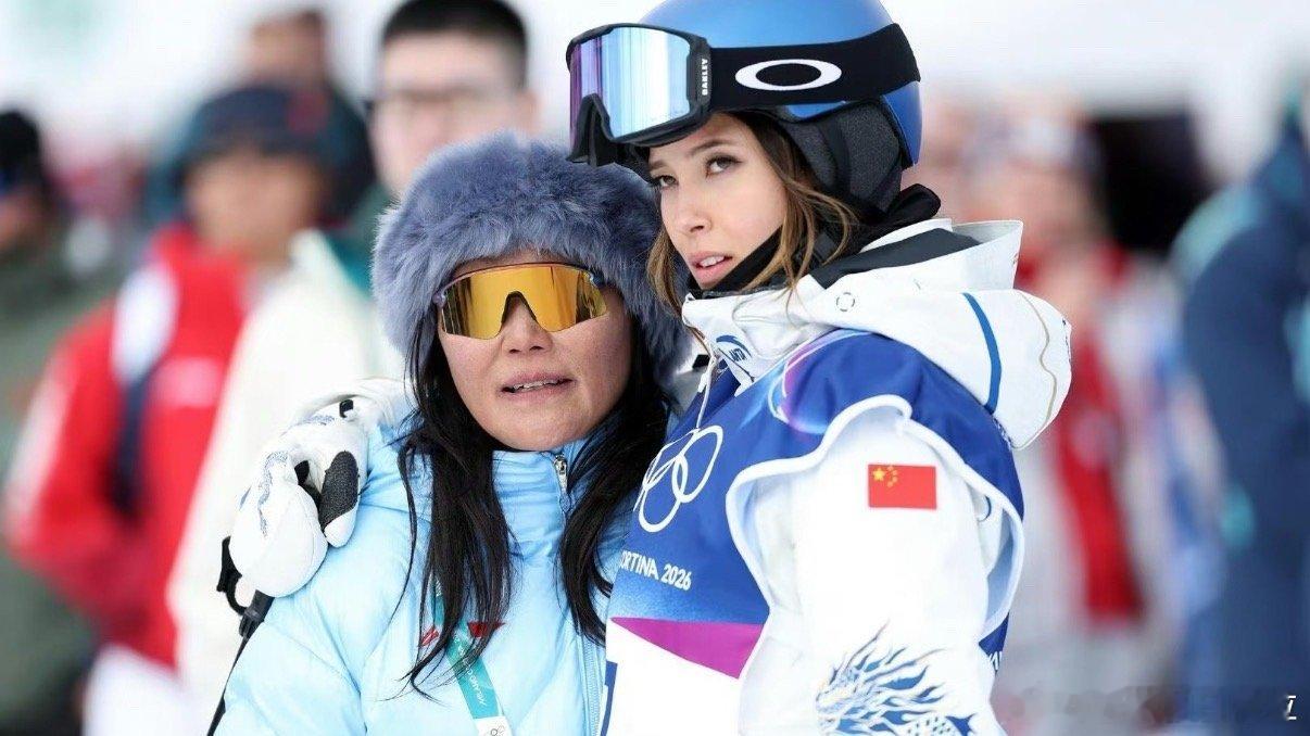 谷爱凌妈妈眼圈哭红了 谷爱凌U型池预赛失误，妈妈在起点担心到眼圈泛红。因过往受伤