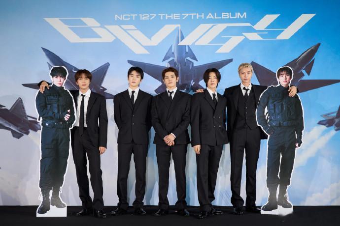 NCT127全员正装全员西装氛围感大片，NCT127正规七辑记者会现场直拍。 