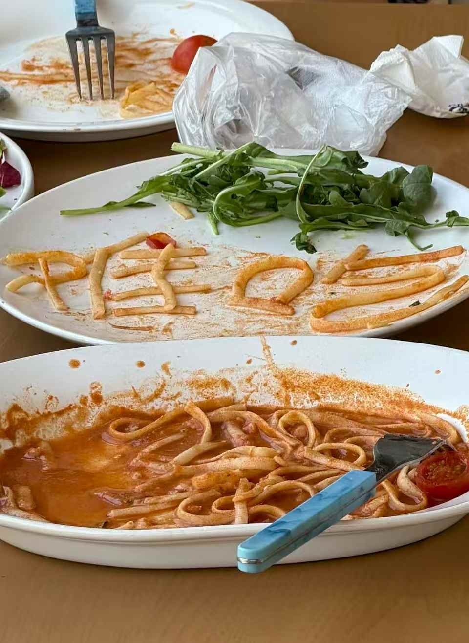 00后整治餐饮业了[破涕为笑]笑薯 服务员小姐姐一脸淡定收盘子 