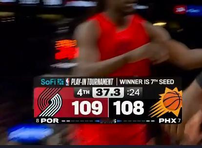 决胜时刻来了  阿夫迪亚2+1打成 👍开拓者vs太阳nba附加赛