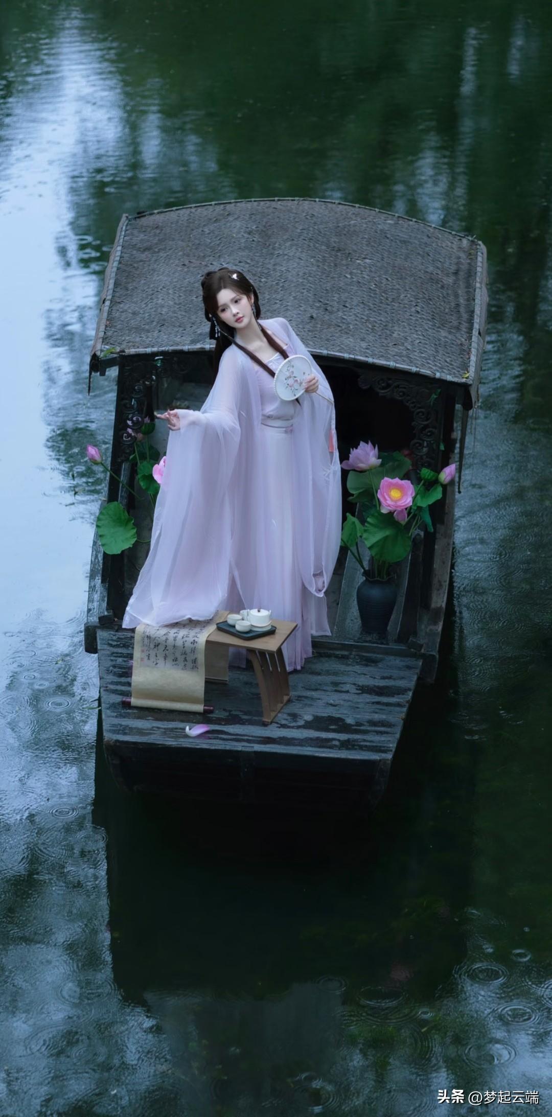 古风少女乘船游，静谧湖面赏花茶。