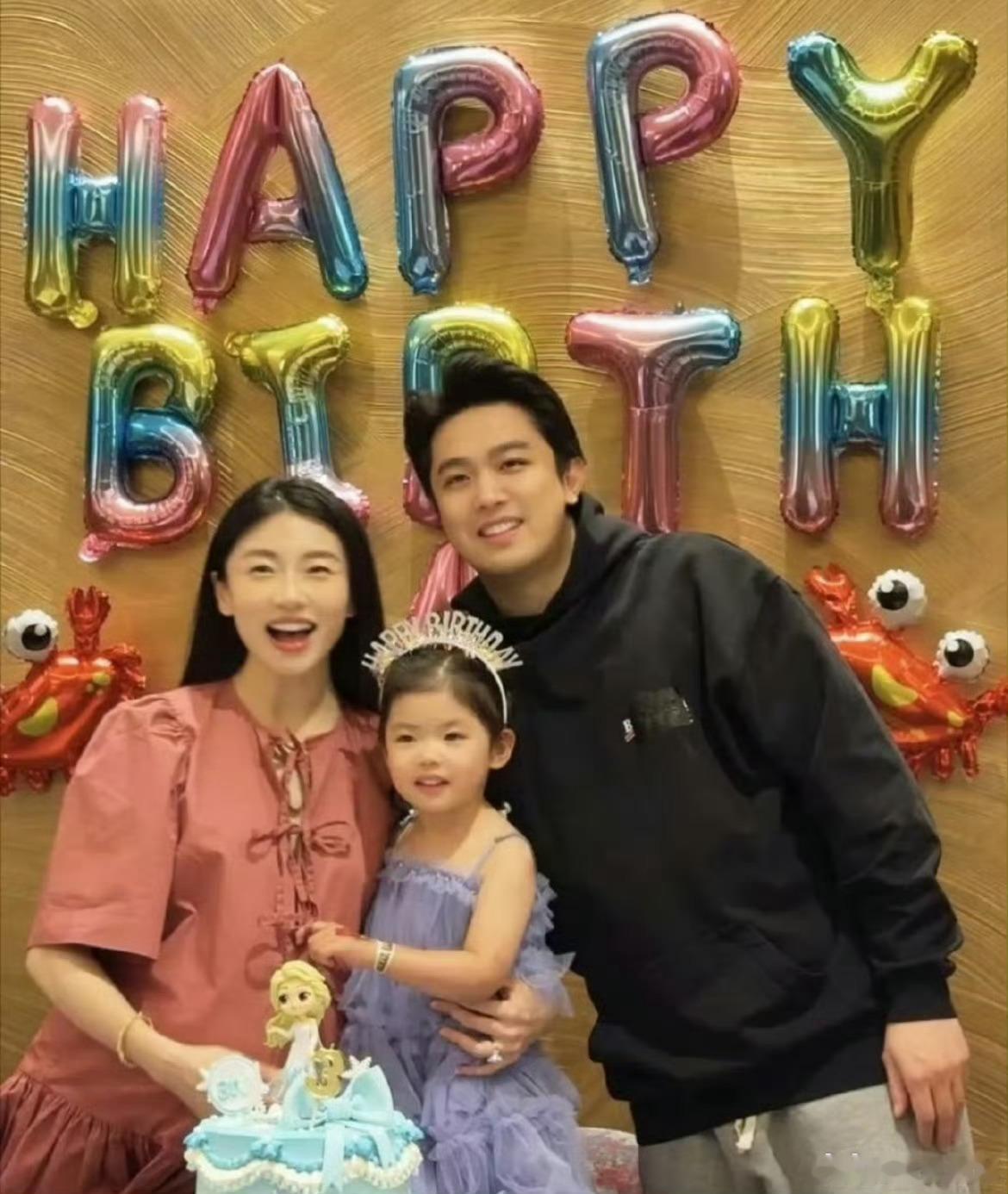 程晓玥说二胎是酒后意外怀的程晓玥自曝二胎是朋友婚礼上酒后意外怀的，说孕早期孕反严