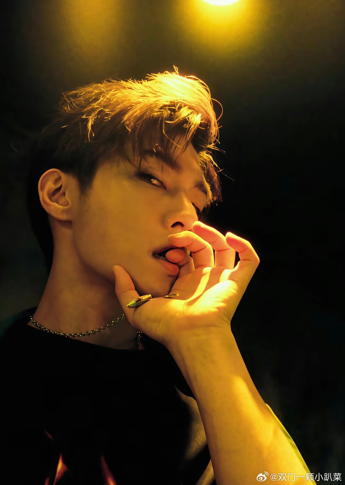 炎亚纶 拍照姿势全网在学这张炎亚纶拍照姿势，看了一圈很难超越啊 