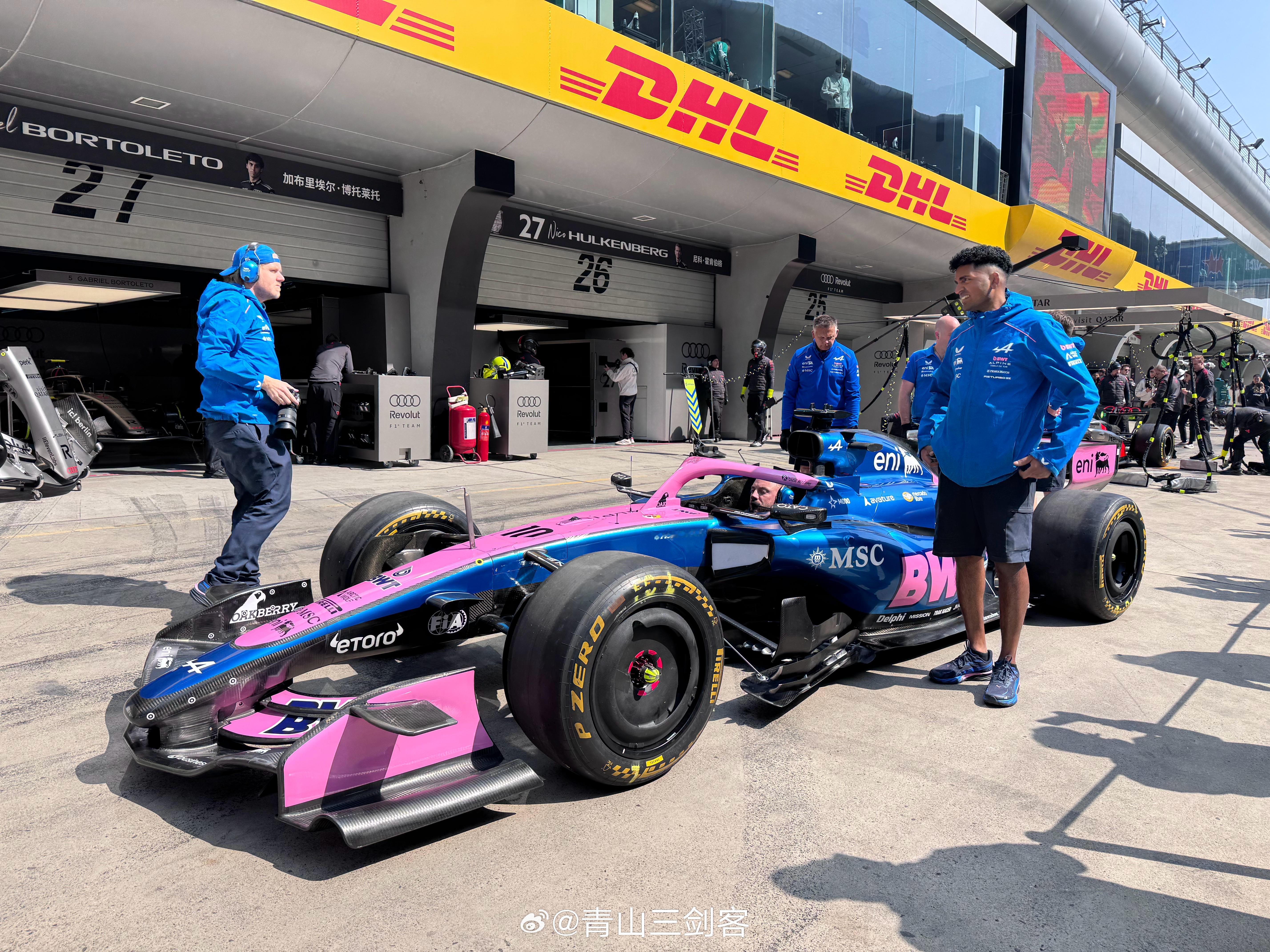 当时看F1现场，所有岗位全是小老外印象中就开凯迪拉克凯威德shuttle bus