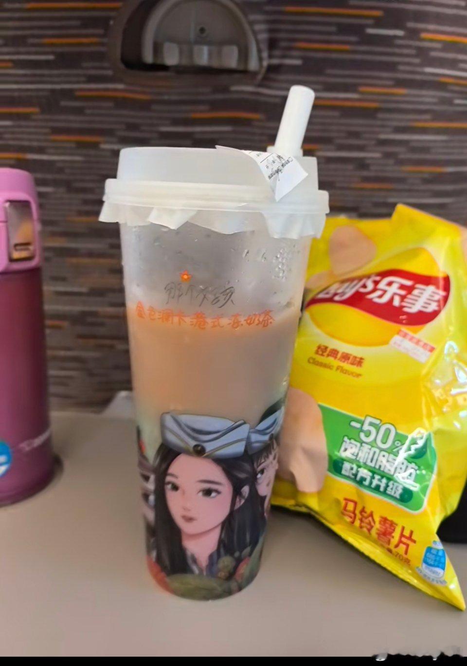 高铁奶茶终于升级了吗？以前就有20一杯的纯添加0天然，真是甜到齁好喝的奶精奶茶其