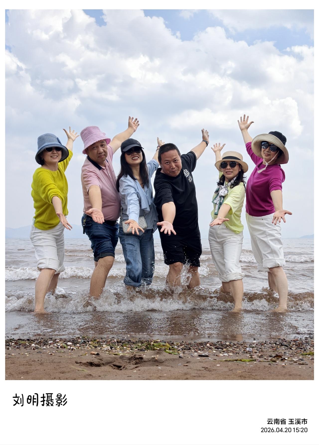 又到云南抚仙湖了。
 
抚仙湖在云南玉溪，连着澄江、江川、华宁三处地方，离昆明不