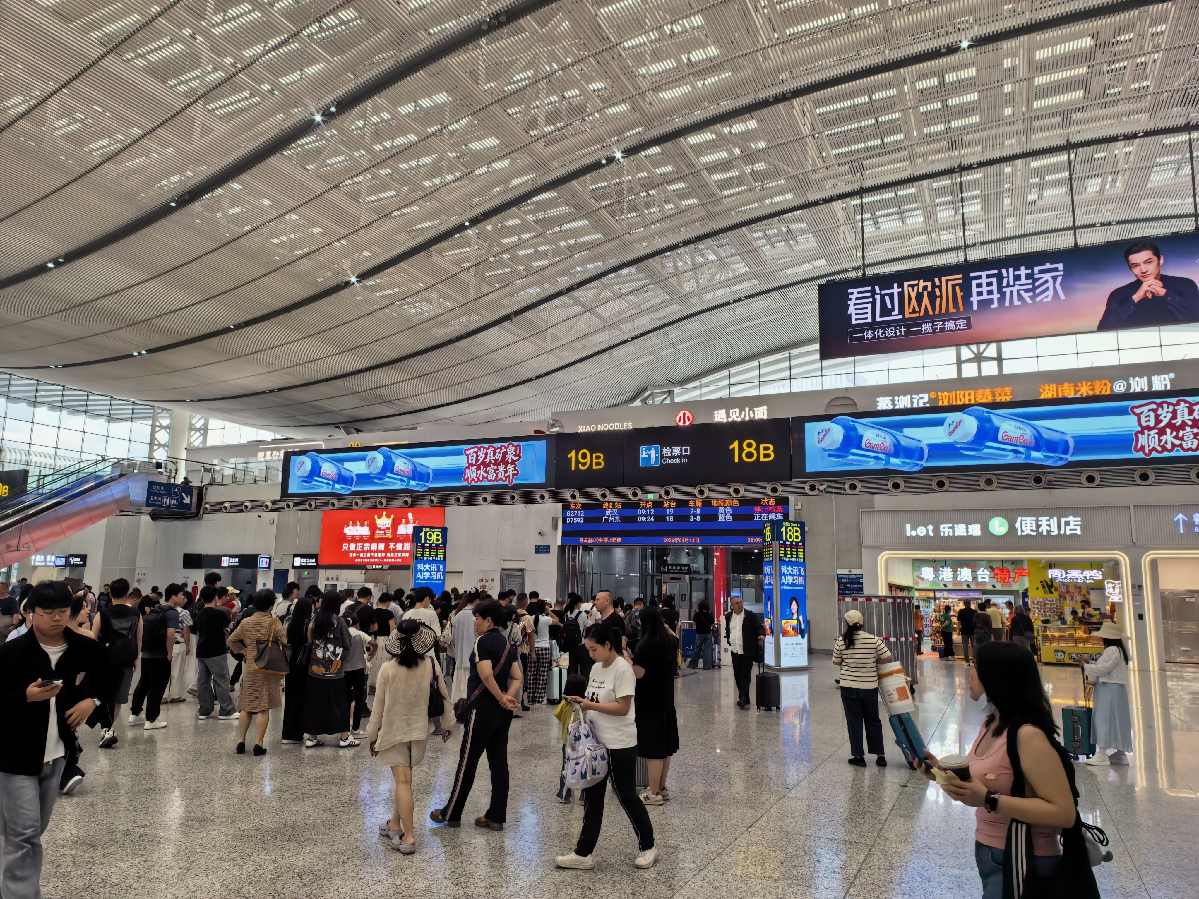 在高铁站开启一天的奔波，广州拍完，立刻飞杭州根本停不下来。 深圳·深圳北站