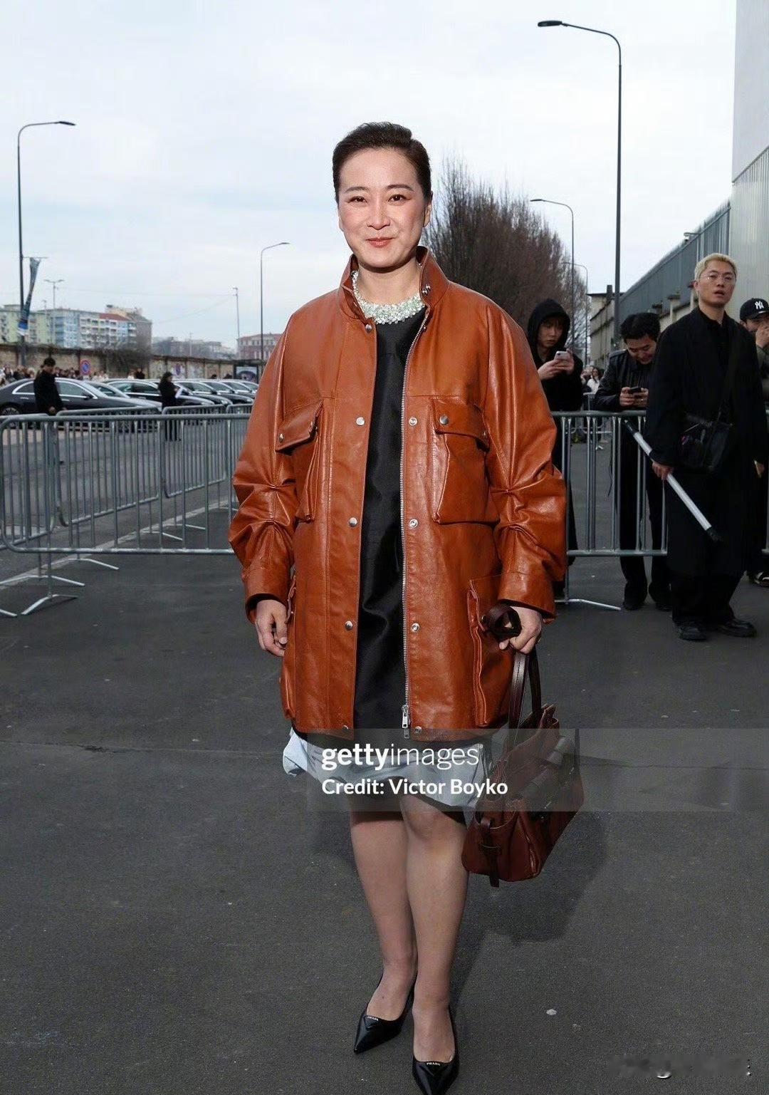 那个用笑声喂饱我们的贾玲，在米兰把自己活成了一个句号。
减掉50公斤，她杀死的不