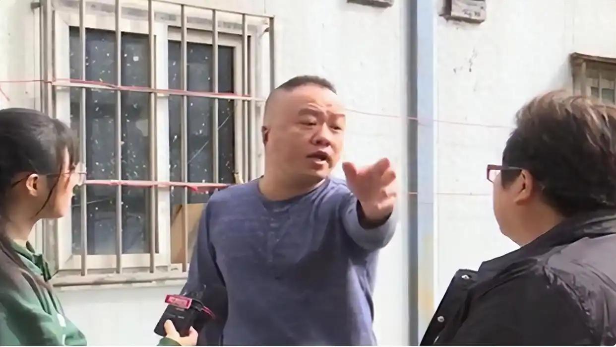 20年孝心彻底打了水漂！断臂男子守在父母身边尽孝整整20年，为还清家里外债忍痛卖