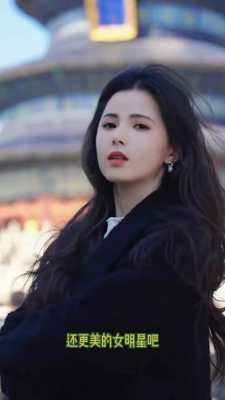 包括这应该是唯一一个毁容之后还更美的女明星。黄日莹在拍摄赴山海的时候意外受伤，导
