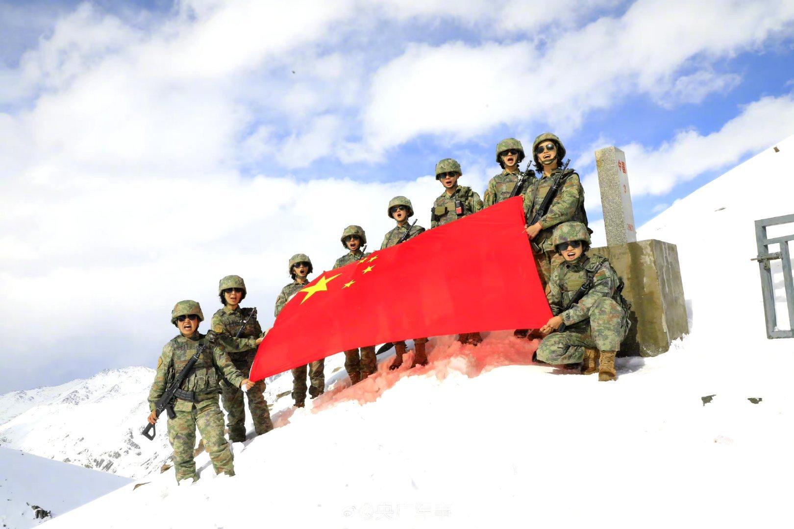 #军事视界#又美又飒！#8名边防女兵首次踏上巡逻路#[心]近日，海拔4000多米