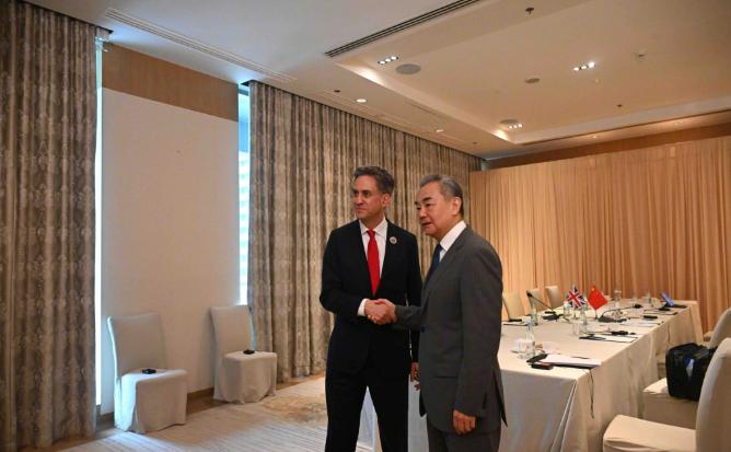7月23日，马尼拉，中国外长王毅和英国外交大臣米利班德坐到了一起，这是英国工党新