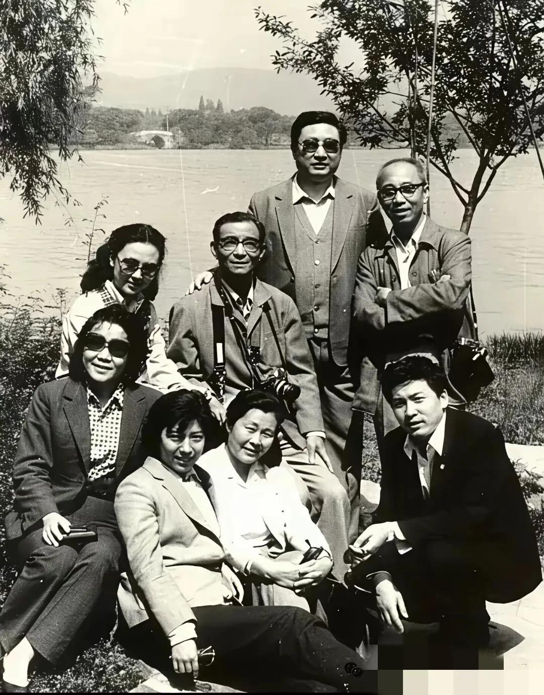 图片里的老演员，大家能叫出几位的名字？能说出来的网友，年龄恐怕都在六七十岁以上了