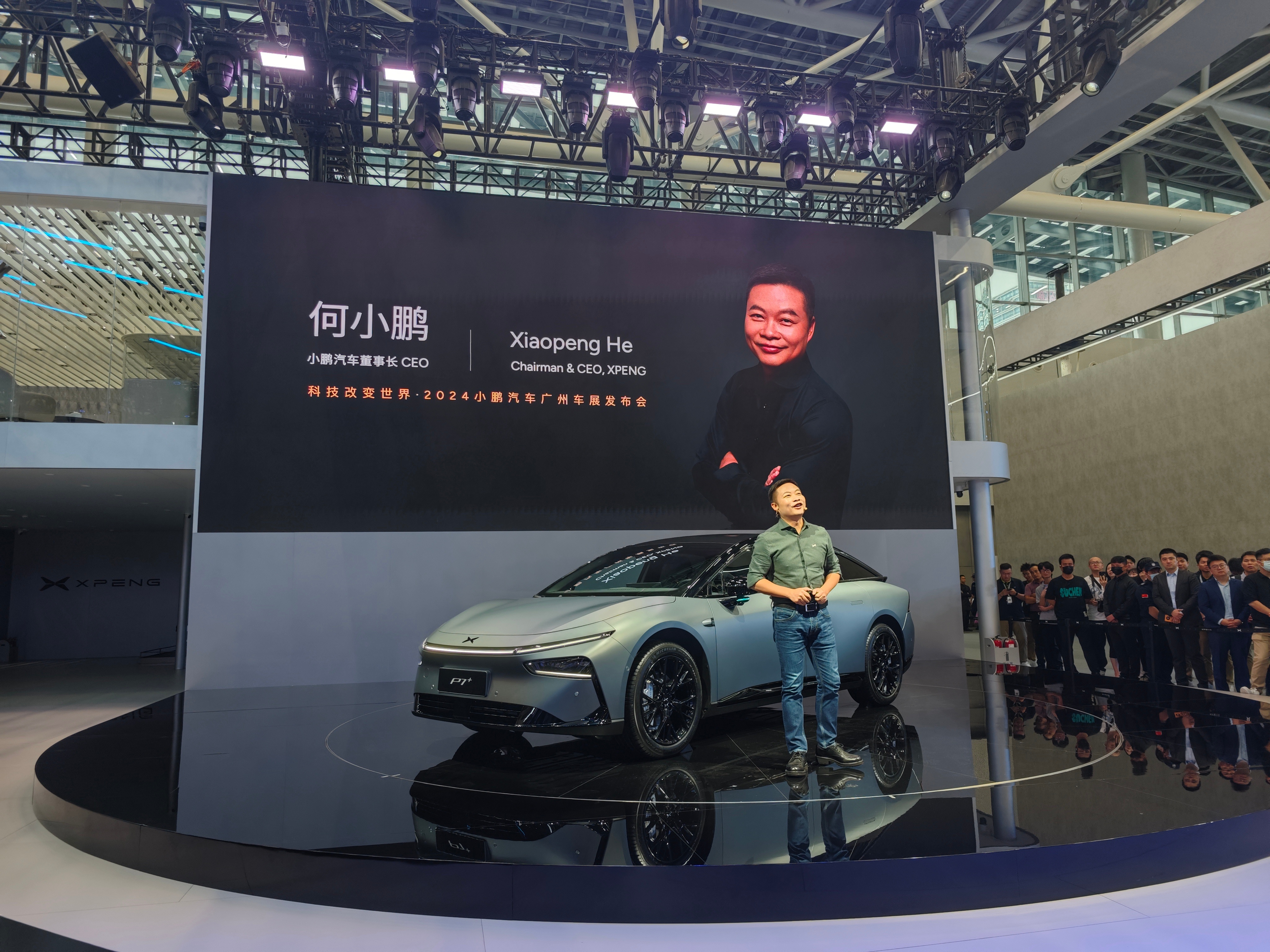 何小鹏：今年的爆款车型，有一半在这个场馆，小鹏贡献了4款。 小鹏p7+   