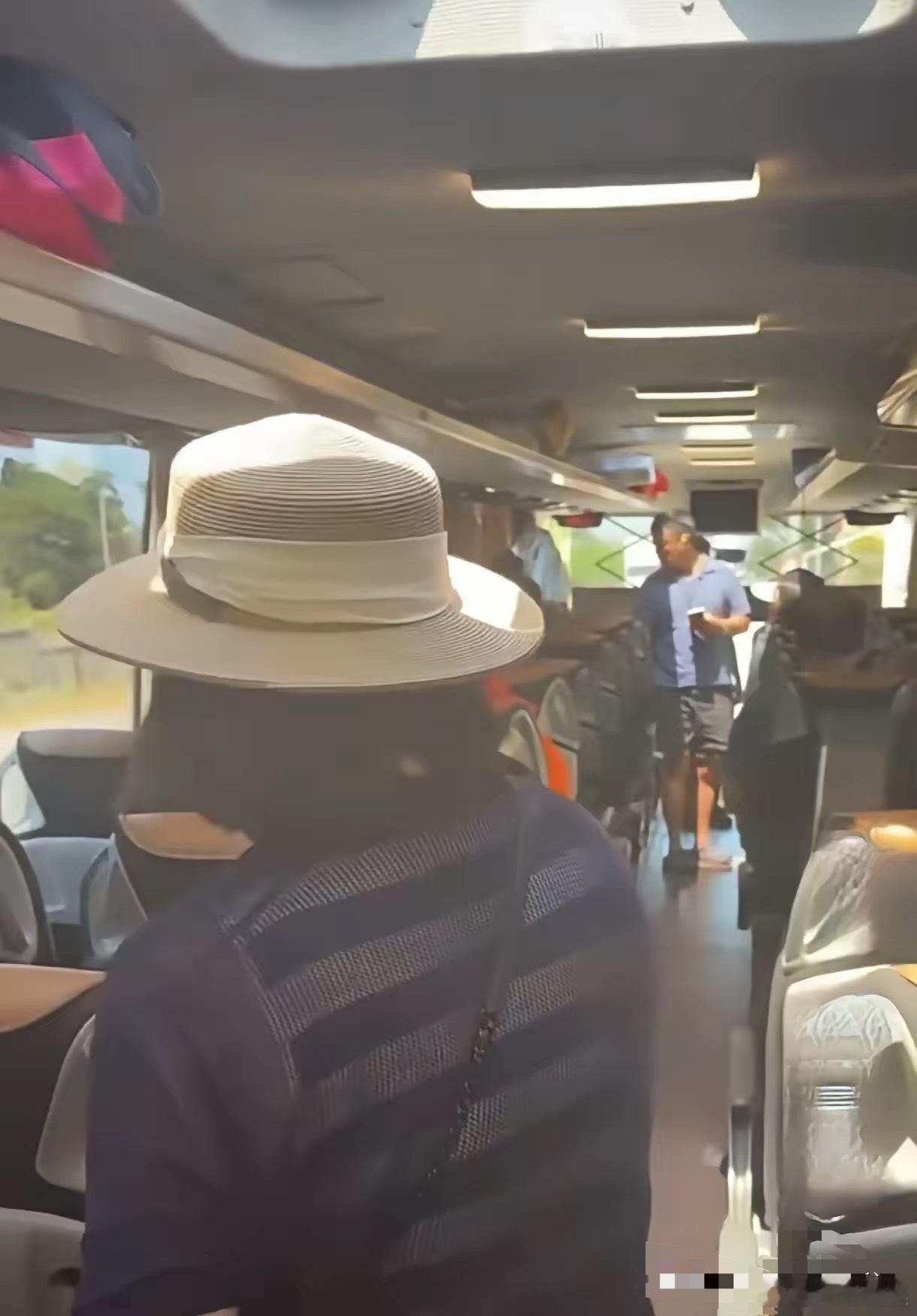 意大利劫匪怕是没见过这阵仗 —— 洗劫整辆旅游大巴，满车中国游客愣是没人大声争执