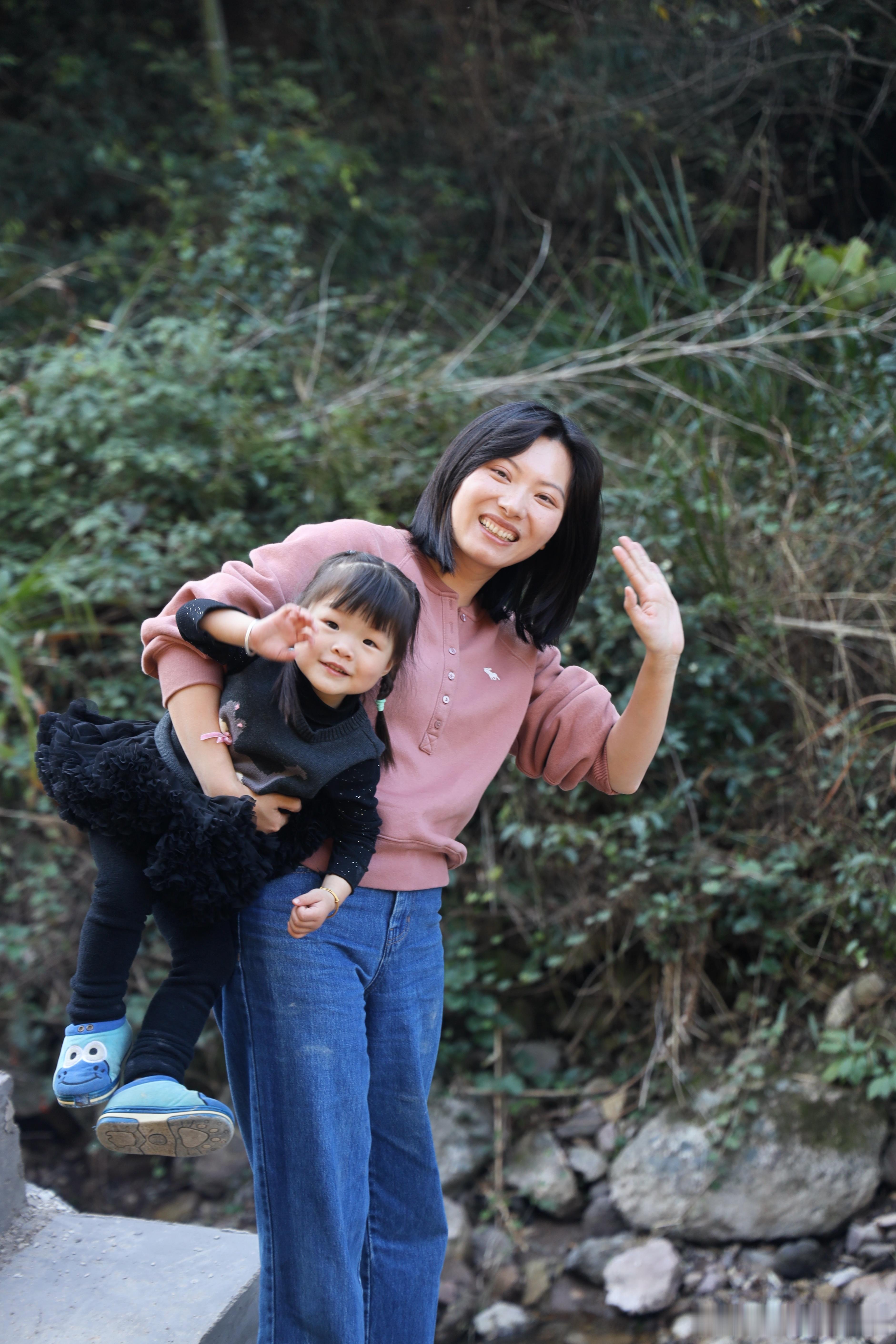 今天浅浅感受了一把二胎的难[允悲]我怀里揣着的小煤气罐是安安小闺蜜的妹妹，我想着