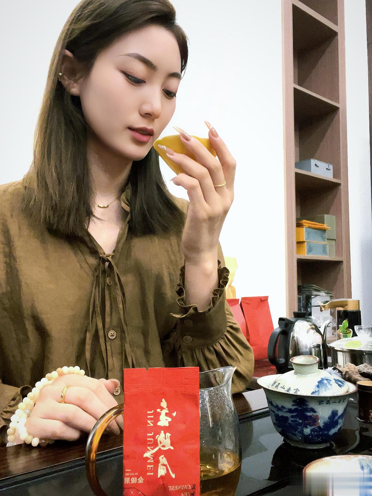 在岁月，我们走过了许多春夏秋冬；在人生，我们走过了许多冷暖炎凉，我总相信，在更深