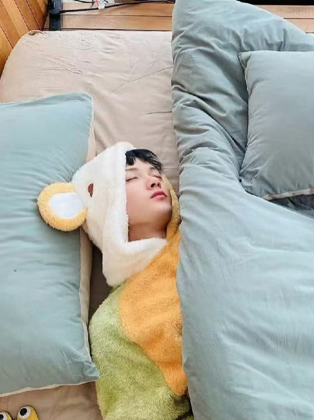 哥的睡颜真乖，晚安，明天见。