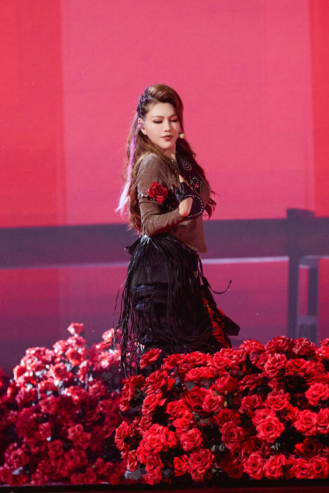 乌兰图雅又在哪儿闯祸呢图雅姐姐也太可爱了吧！网友说回北宋了真的笑不活 