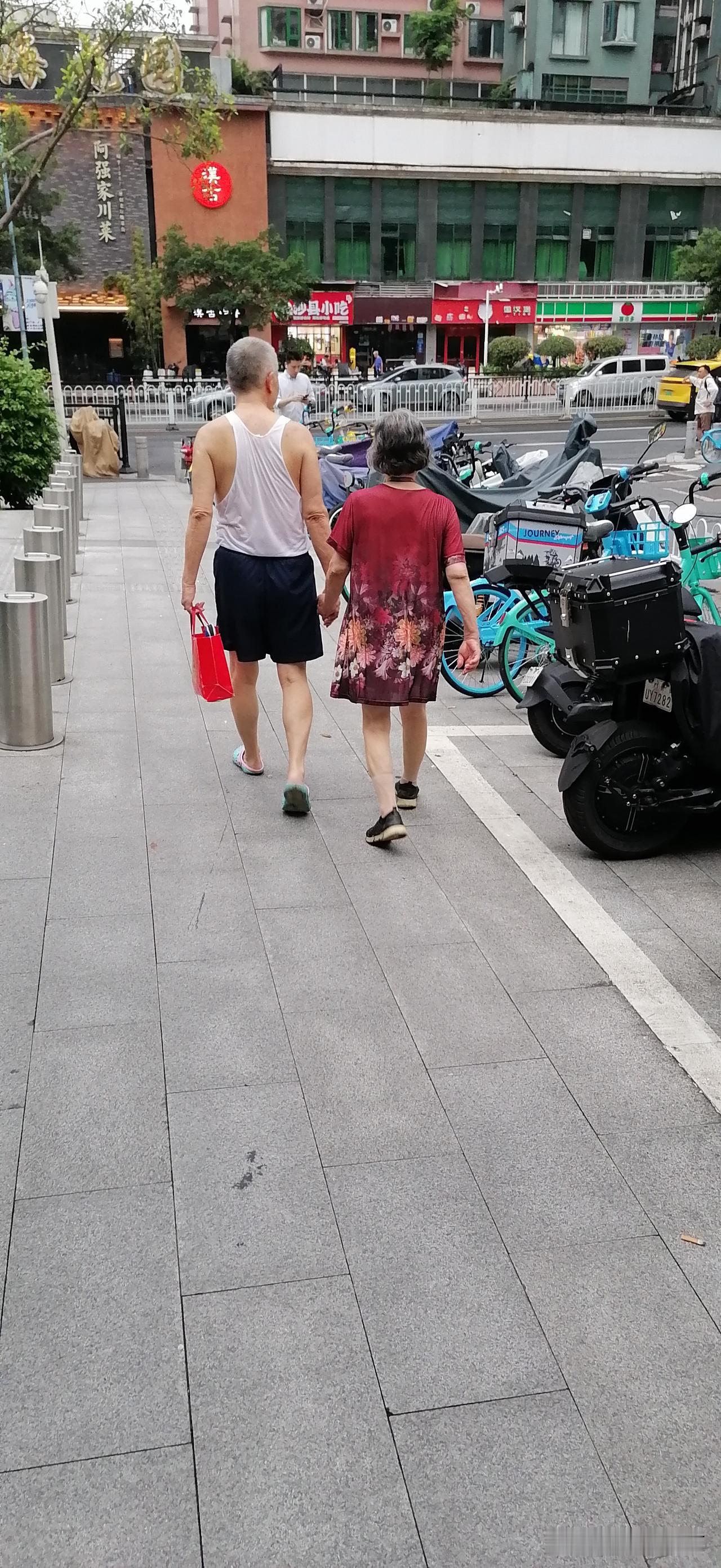 我能想到的最浪漫的事，就是要和你一起慢慢变老…