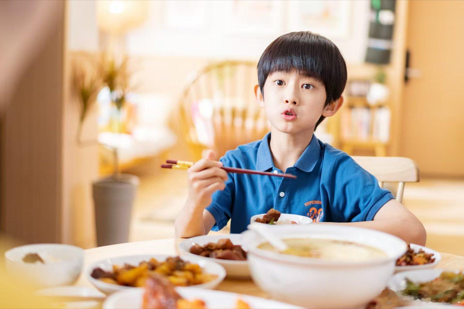 被傅铂涵的灵气戳中，想买股小孩哥！从《天才基本法》里的花卷到《异人之下》小张楚岚