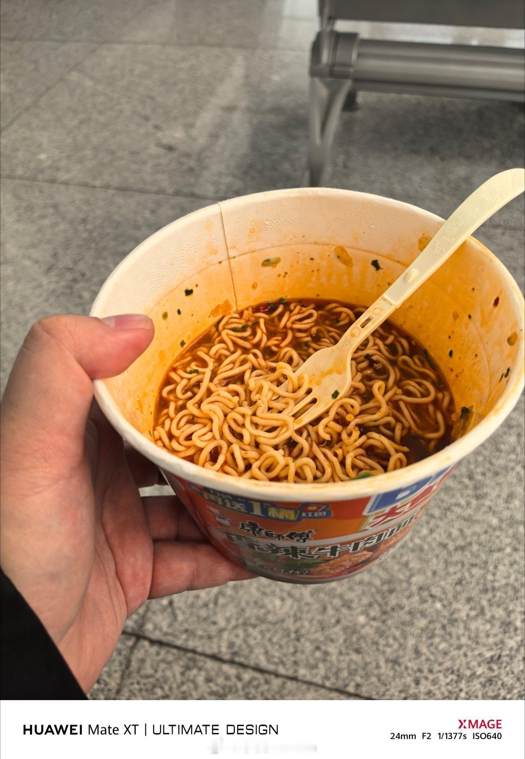 火车上的餐饮贵比较好理解。我一直没想明白，随便一个车站，泡面都要十多块，是为啥啊