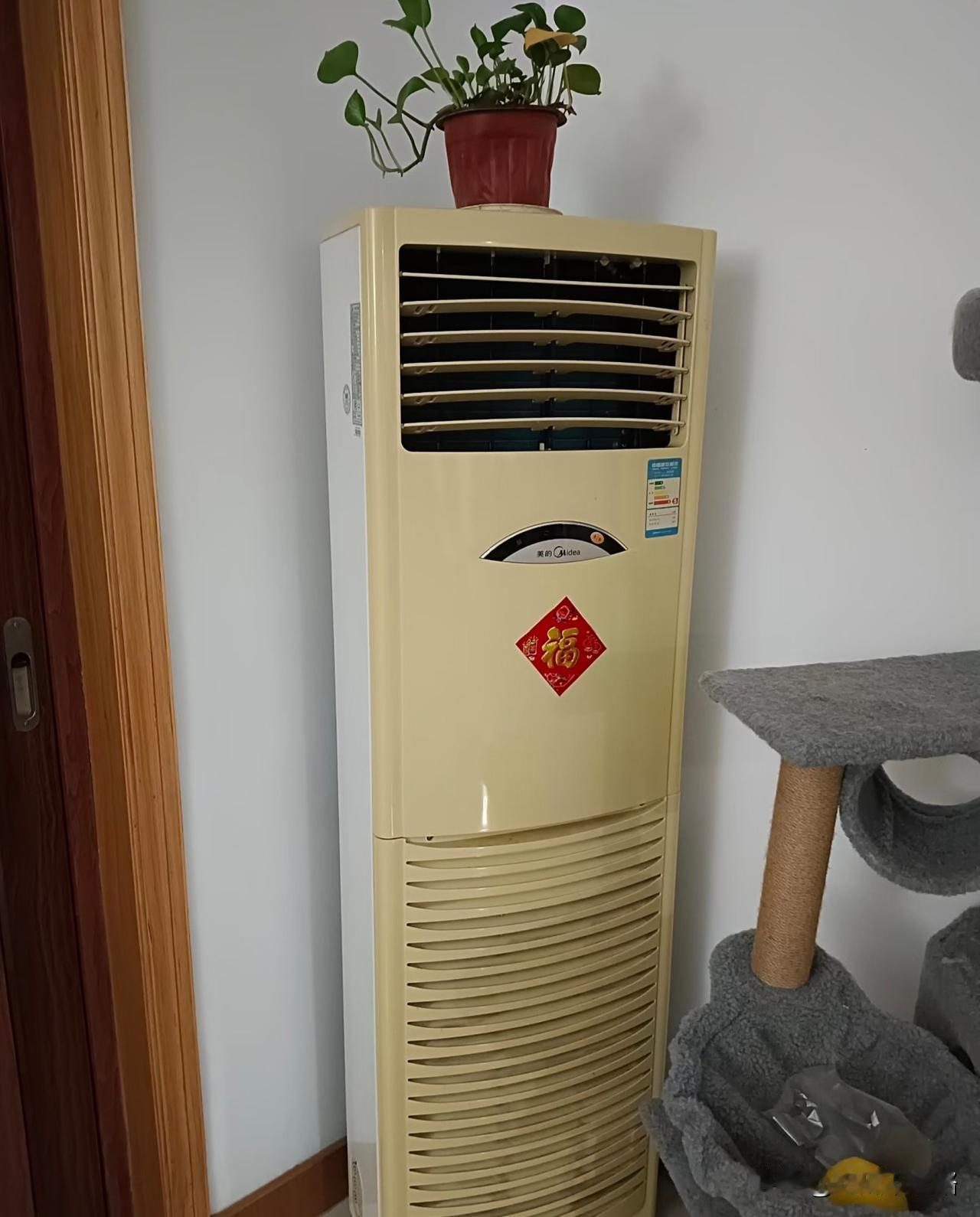 一台破空调挂机，拆出来的铜能卖一万四五一顿。寒风中，回收老师傅的手又稳又慢，生怕