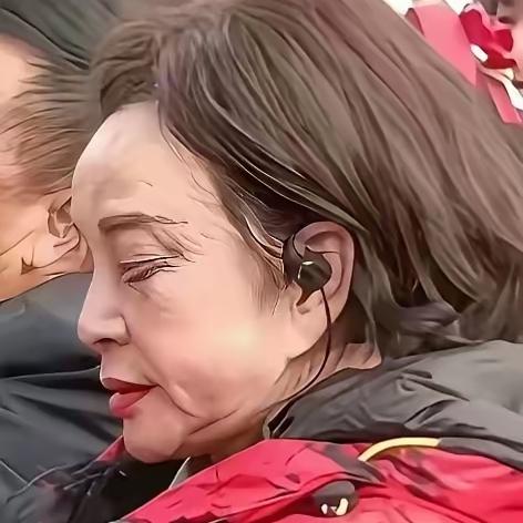 刘晓庆这回真的把全网看懵了，
75岁挑战少女角色，
还和小30岁男演员拍吻戏，戏