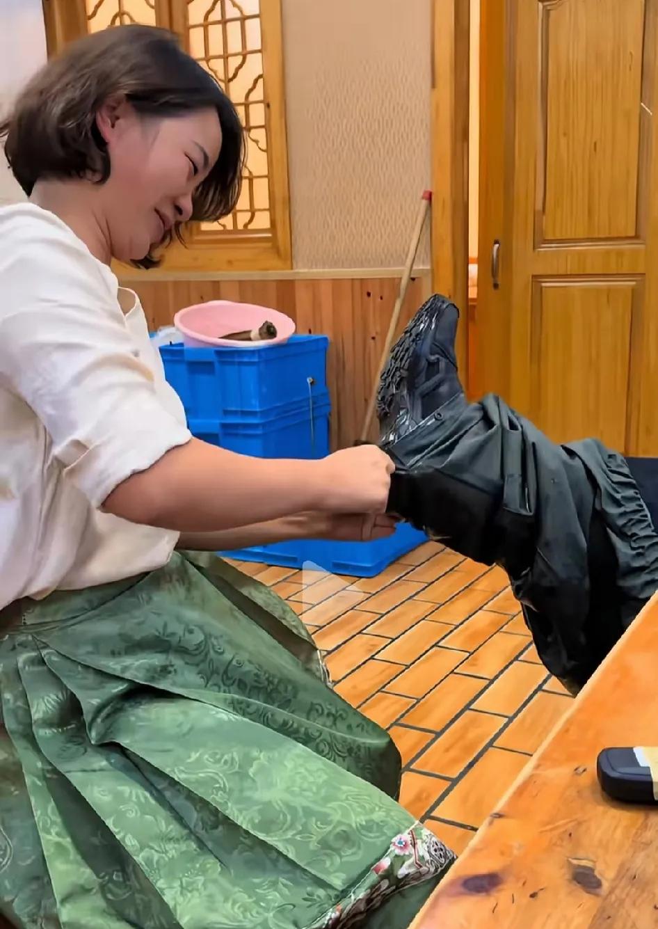 张雪：这就是我的家庭地位，看到没? 有人专门伺候脱裤子，洗衣服，一句怨言没有！