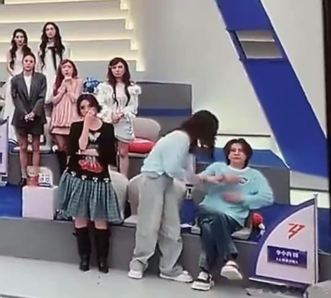 王濛 搞体育的最见不得这种谁懂啊！王濛这一下真的太敢了！一公淘汰结果一出来，全场