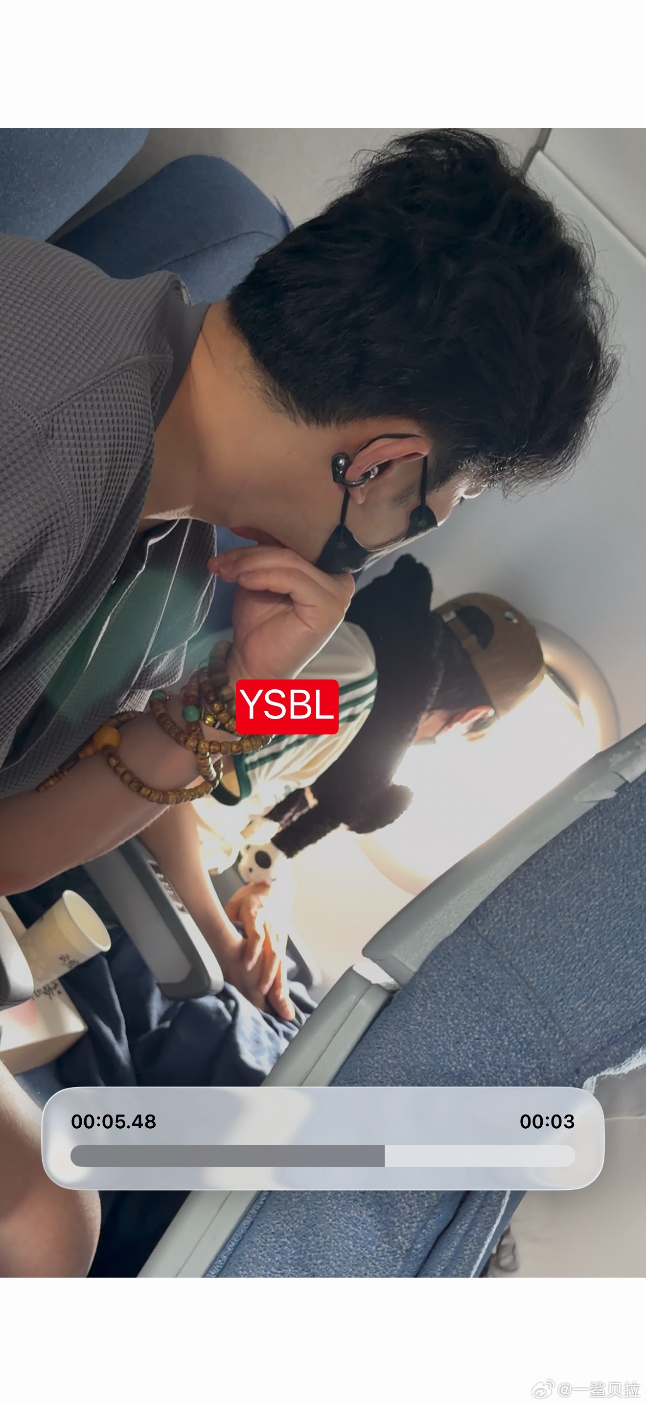 两个忧郁男孩 