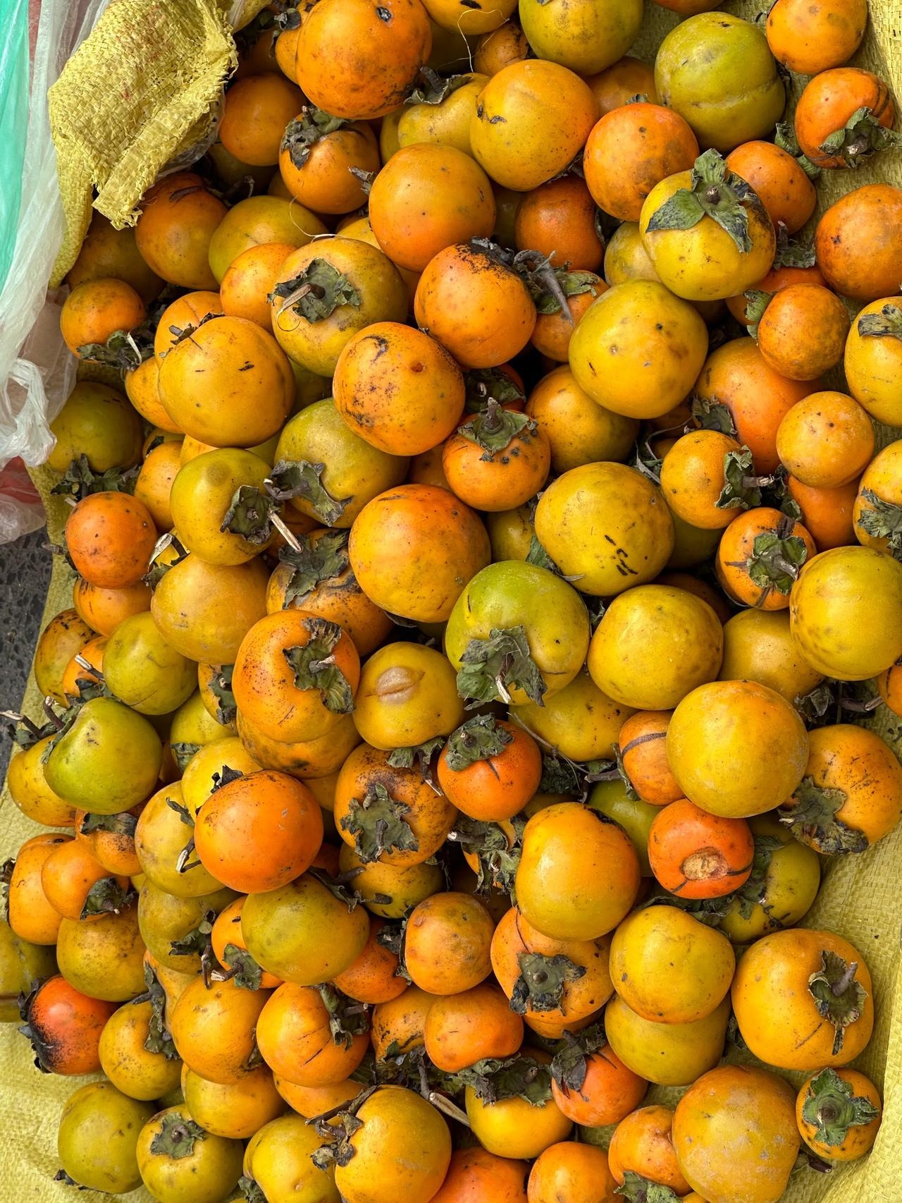 农贸市场偶遇丑柿子。
这柿子又小又丑，¥1.5一斤，真便宜！
可别小瞧了它，当下