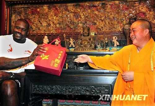 释永信接触的外国人不少，也是见过世面的人。图一那黑人纹身了，大花臂抢镜。
