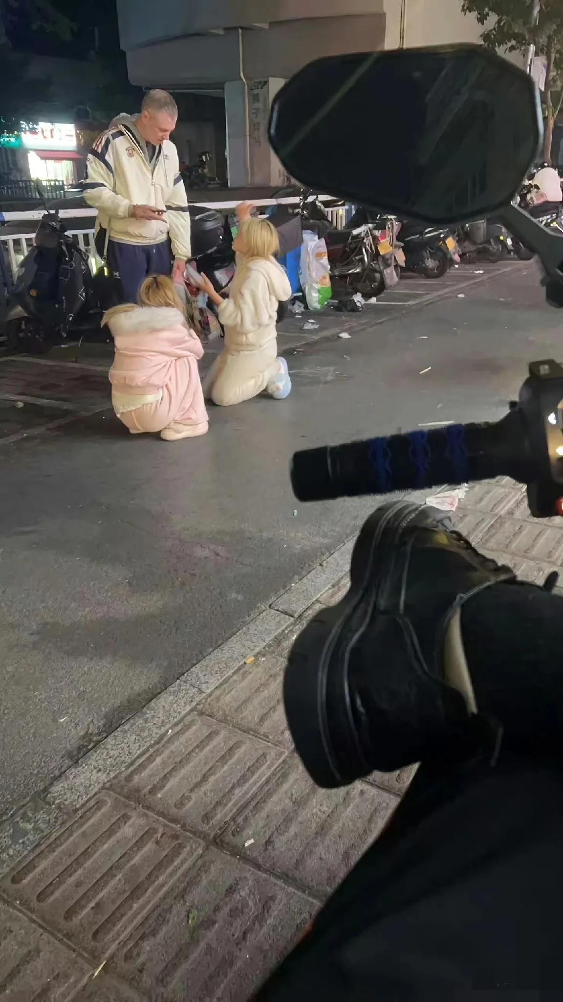 如果她们的父母看到这场景，是该惊喜呢，还是惊吓呢？这洋人到底是有多大的魅力，她竟